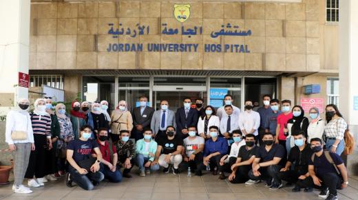 وفد طلابي يزور مستشفى الجامعة الأردنية