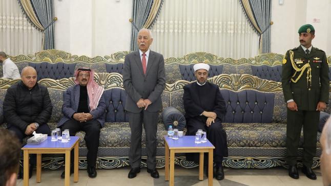 مندوبا عن الملك وولي العهد.. العيسوي يعزي آل إسعيفان