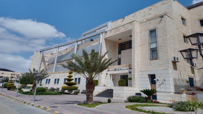 طلبة من اعلام الزرقاء يرون تغطيتهم للانزالات الجوية الاردنية على قطاع غزة