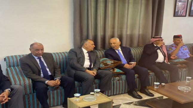 مندوبا عن الملك .. رئيس الديوان الملكي يقدم واجب العزاء بالمرحوم عبد الهادي فلاح الخلايله.