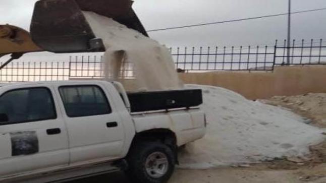 بلدية السلط تعمل على نثر الملح على الطرق المنحدرة