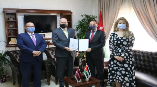 “آداب” جامعة الشرق الأوسط تتسلم شهادة ضمان الجودة المستوى الذهبي