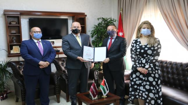 “آداب” جامعة الشرق الأوسط تتسلم شهادة ضمان الجودة المستوى الذهبي