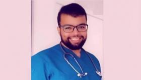 الممرض “ماجد صبره” منعه  الحظر من التنقل  وواجبه الانساني لم يمنعه من مزاولة عمله بمدينته