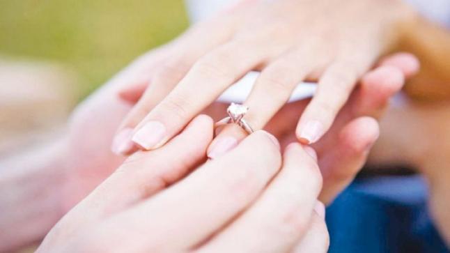 ” سندس ابو مسلم ” و ” عدي بشر ” مبروك الخطوبة