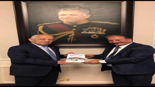 النهرُ بِضفتيْه والرجلُ بِأصغريْه