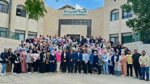 الزيتونه تقيم نشاطًا توعويًا بعنوان “دور الصيدلة في التوعية بسرطان الثدي