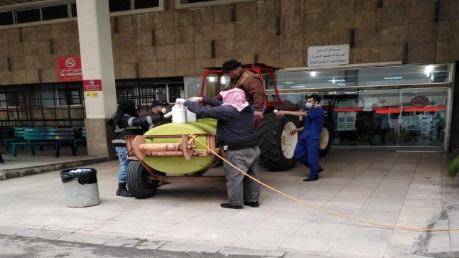 حملة تعقيم للمحيط الخارجي لمستشفى الجامعة الاردنية