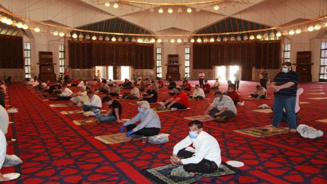 الاردنيون يؤدون صلاة الجمعة وسط التزام بالإجراءات الاحترازية للحد من كورونا