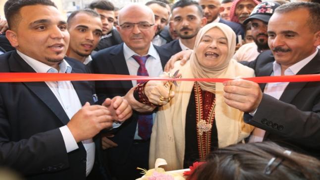 الحاجة ” ام الحكم ” تفتتح ” الفرع الرابع للعقرباوي مول في الزرقاء حي معصوم – صور وفيديو