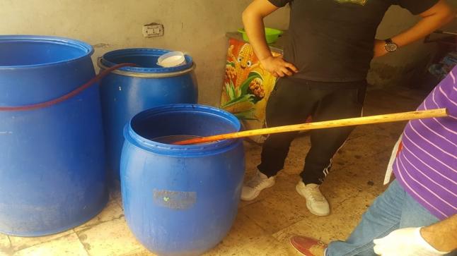 الشؤون الصحية في بلدية الزرقاء تتلف اكثر من 200 لتر عصير منتهية الصلاحية وتغلق المحل بالشمع الاحمر – فيديو