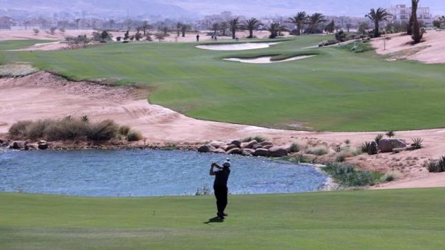 أكاديمية أيلة للجولف تنفذ برنامجاً تدريبياً منزلياً لأعضائها عن بعد