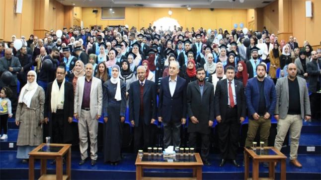 خريجو الصيدلة في جامعة الزرقاء يؤدون قسم المهنة