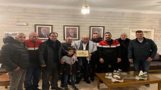 النائب خليل عطية يستقبل فريق كرة القدم لنادي هلال القدس