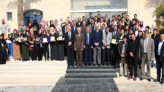جامعة الزرقاء تكرم طلبتها المتفوقين