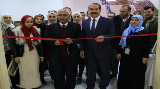 جامعة الزرقاء تنظم معرض جداريات ولوحات فنية