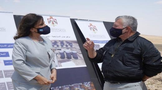 الملك يوجه الحكومة إلى الاستفادة من انخفاض أسعار النفط بهدف تعزيز المخزون الإستراتيجي.