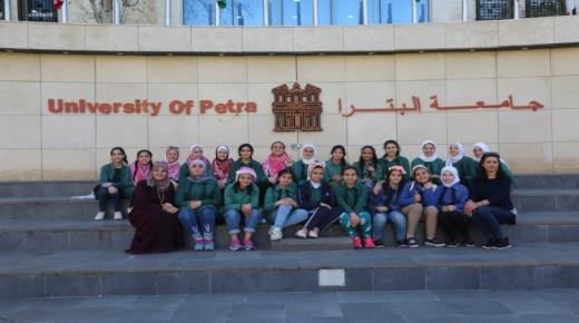 وفد من طلبة مدرسة الكرامة الأساسية يزور جامعة البترا