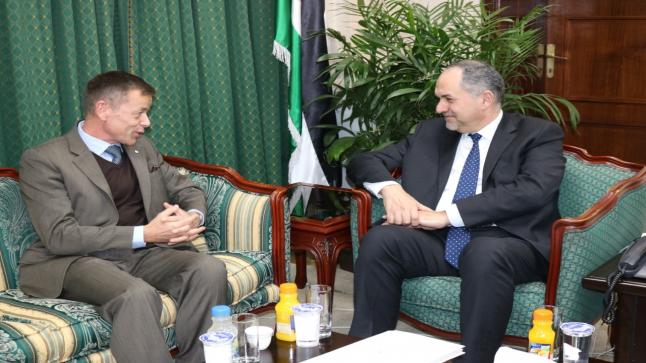 التلهوني : يستقبل وفداً من الصليب الاحمر