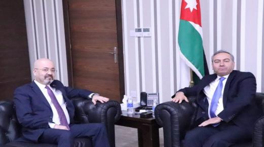 السفير العذاري يزور الشباب الأردني لبحث التعاون الثنائي بين البلدين