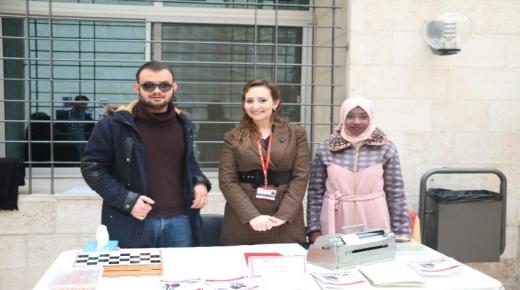 طلبة إعلام جامعة الشرق الأوسط ينفذون حملة “وميض” حول التعامل مع ذوي الإعاقة البصرية
