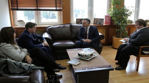 وزير التخطيط والتعاون الدولي يلتقي بمسؤولين من البنك الأوروبي لإعادة الإعمار والتنمية