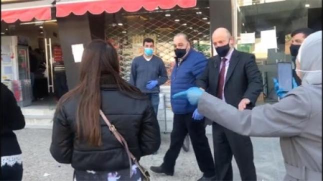 الرزاز يتفقد الأسواق ومدى ألتزام المواطنين بأجراءات السلامة