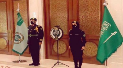 صورة امرأة وسط قوات الحرس الملكي تثير إعجاب المغردين