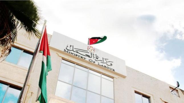 توضيح من وزير العمل حول تحويل رواتب القطاع الخاص