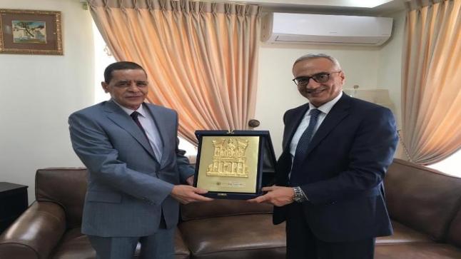 مدير مستشفى الكندي يلتقي السفير الجزائري لبحث أوجه التعاون وتعزيز العلاقات بين البلدين