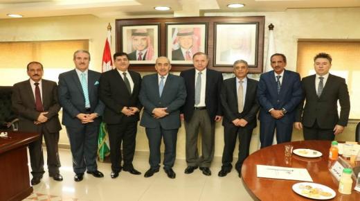 جامعة عمان العربية تقدم منحا جزئية وفاء للمتقاعدين العسكريين في يومهم – بالصور