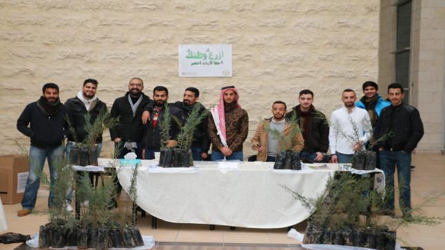 طلبة إعلام جامعة الشرق الأوسط ينفذون حملة “ازرع وطنك”
