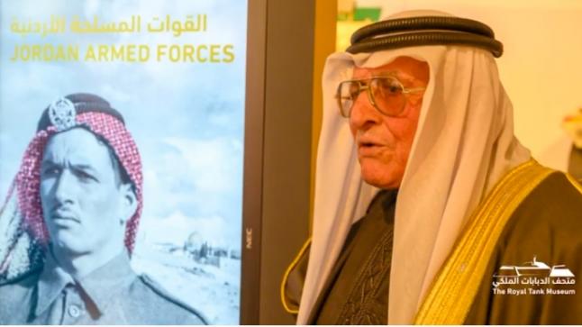 بعد٦٥ سنة الرائد المتقاعد ابراهيم البشايرة يقف أمام صورته في قاعة القدس في متحف الدبابات الملكي – فيديو