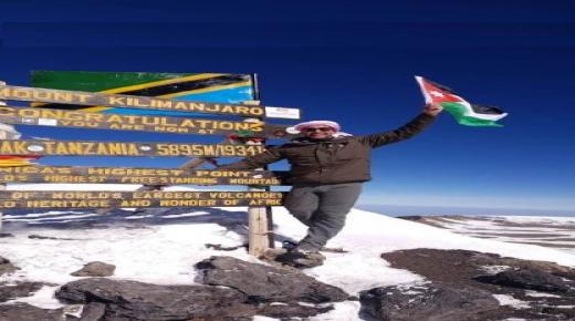 البدوي العالمي ( فجر الزوايده ) يرفع علم الاردني عاليا على اعلى قمم افريقيا – صور
