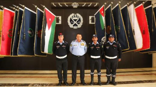 مدير الامن العام يكرم ثلاثة من مرتبات ادارة السير على جهودهم المميزة ومساعدتهم لاحد المواطنين.