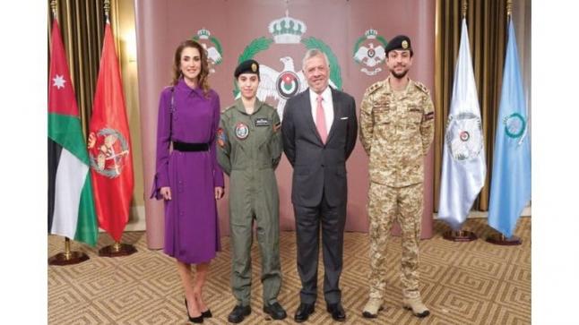 القائد الأعلى يقلّد الأميرة سلمى جناح الطيران