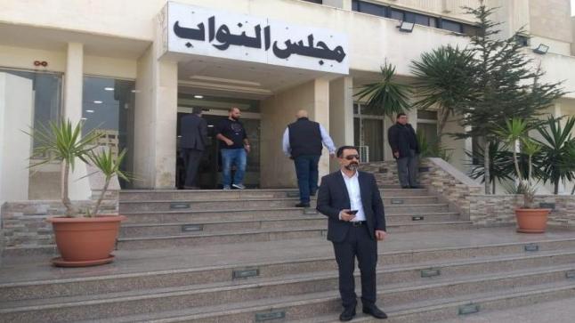 ابو النادي يشكو حال “تأجير السيارات السياحية” لـ الرزاز ويطالب باعفاء القطاع من المطالبات المالية لستة اشهر على الاقل