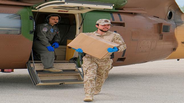 ولي العهد يشارك القوات المسلحة بتوزيع مساعدات عينية في إربد