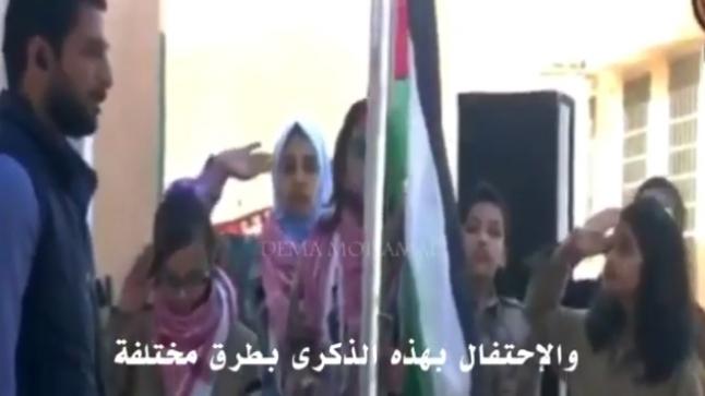الطالبة ” ديما محمد الزوايدة ” من مدرسة الديسة الثانوية تشارك برفع العلم الاردني بعيد الاستقلال بطريقتها الخاصة – فيديو