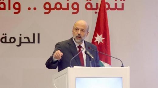 الحكومة تعلن عن زيادة في رواتب 3 فئات من موظفي القطاع العام