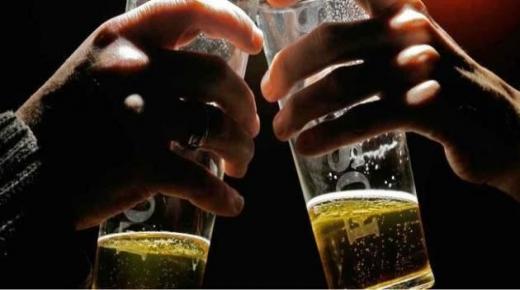 بالفيديو : ضبط شخص يقوم بتصنيع خمور بصورة مخالفة للقانون داخل احد المحال التجارية في محافظة الزرقاء .