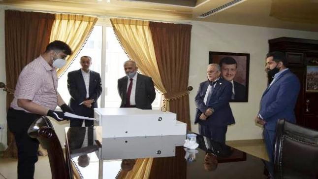 المجلس الأعلى للعلوم والتكنولوجيا يطَّلع على نتائج البحث التطبيقي لجهاز التعقيم الورقي في جامعة عمان الأهلية