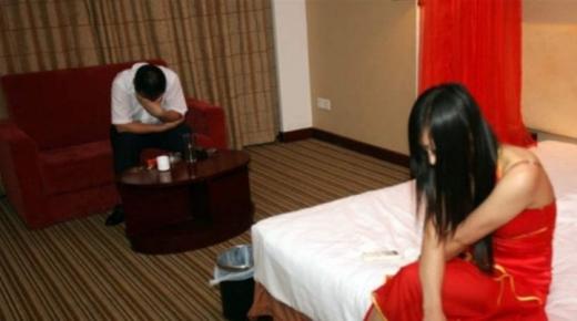 صور 20 فيديو إباحيا لهما.. تفاصيل ضبط شاب عرض زوجته على راغبى المتعة