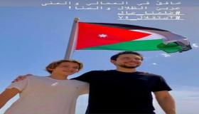 ولي العهد يشارك الأردنيين في رفع العلم بمناسبة الاستقلال