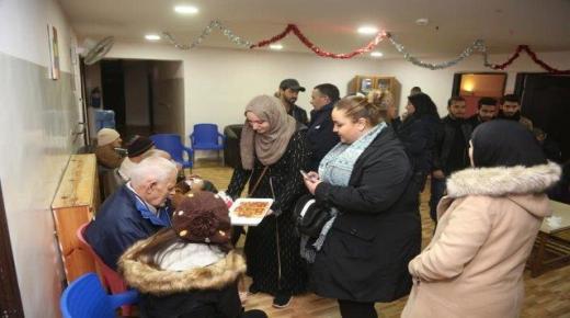 طلبة جامعة البترا يزورون دار الزهراء للمسنين في مرج الحمام – بالصور