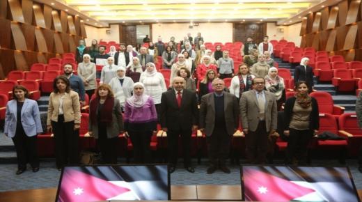 جامعة البترا تقيم معرضًا بالتعاون مع رابطة الفنانين التشكيليين