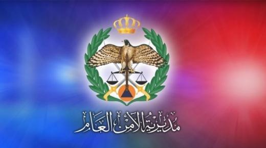 شرطة الزرقاء تلقي القبض على مجموعة اشخاص قاموا بالتجمع والرقص بالشارع العام اثناء الحظر الشامل