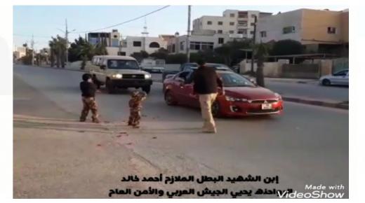 ابن الشهيد الملازم/1″ احمد الرواحنه من مرتب ادارة مكافحة المخدرات يستقبل الامن والجيش بالورود – فيديو