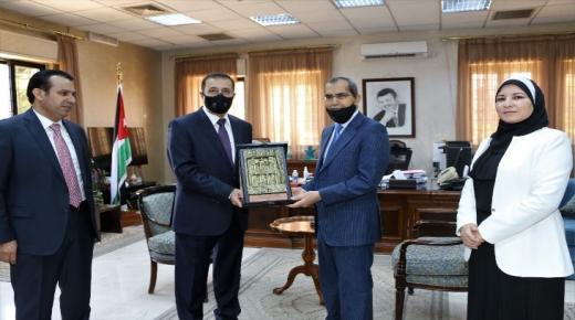 وزير التربية يكرم الزميل وليد الجلاد