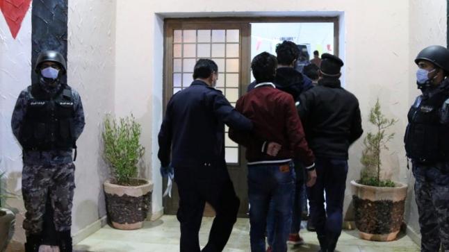 الامن العام : فتح مركزين لتوقيف مخالفي حظر التجول في مواقع تابعة للقوات المسلحة وضبط 879 شخصا خالفوا اوامر حظر لغاية صباح اليوم .